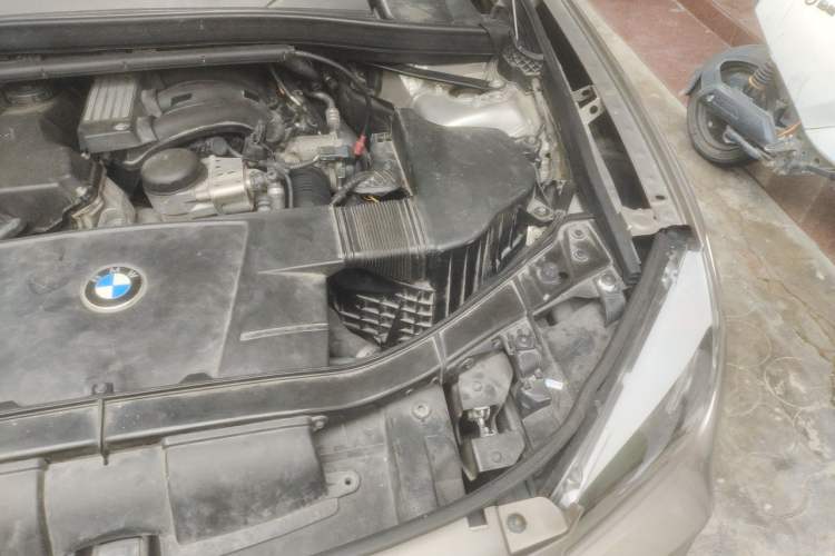 Used BMW X1 2012 sDrive18i Fashion Model Engine Bay Left