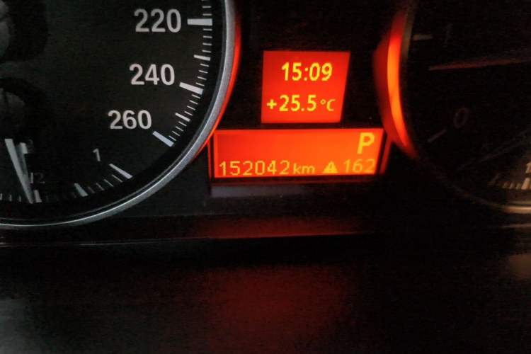 Used BMW X1 2012 sDrive18i Luxury Edition Odometer Close Up