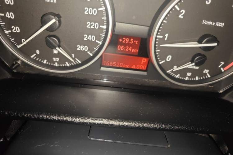Used BMW X1 2012 sDrive18i Luxury Edition Odometer Close Up