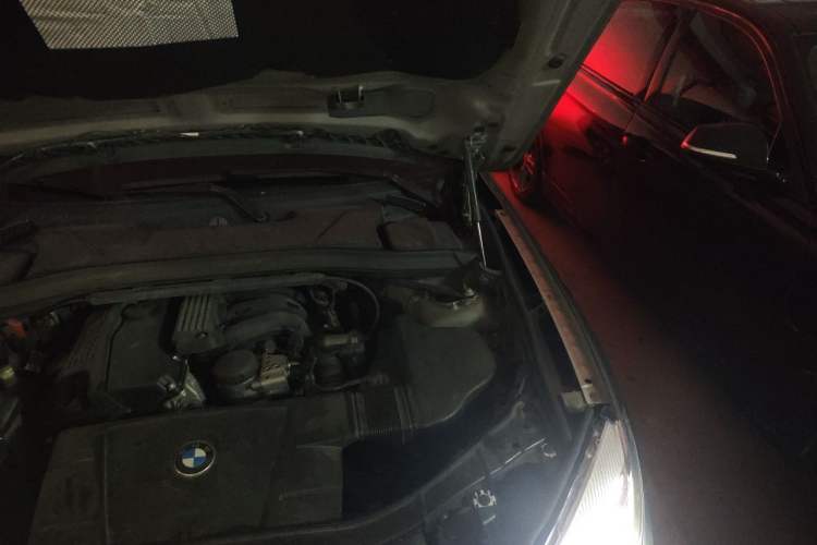 Used BMW X1 2012 sDrive18i Luxury Edition Engine Bay Left