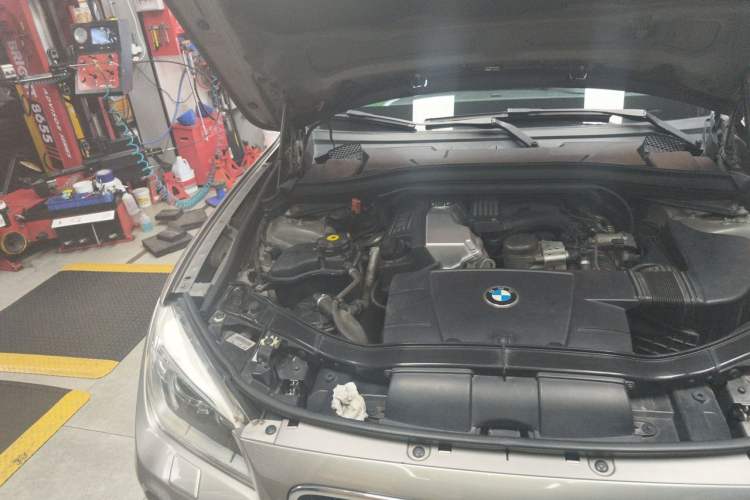 Used BMW X1 2012 sDrive18i Luxury Edition Engine Bay Right