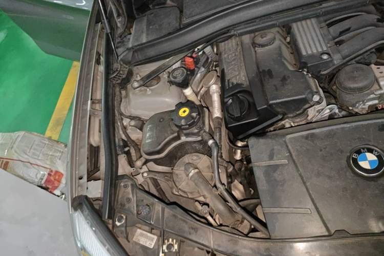 Used BMW X1 2012 sDrive18i Luxury Edition Engine Bay Right