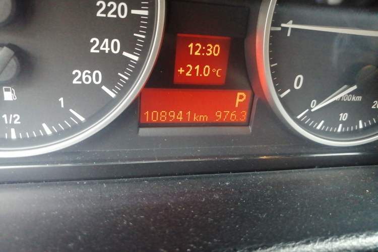 Used BMW X1 2012 sDrive18i Luxury Edition Odometer Close Up