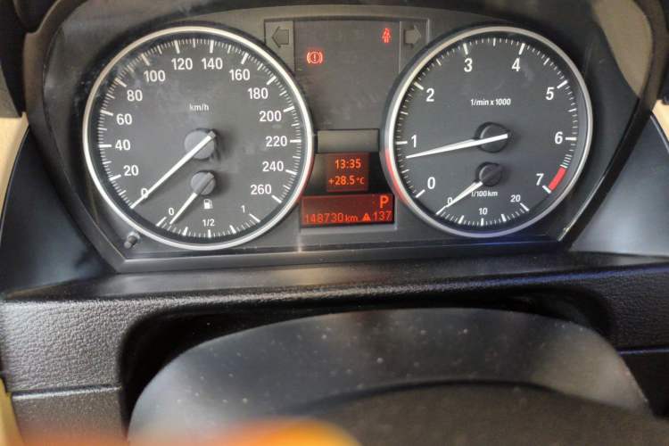 Used BMW X1 2012 sDrive18i Luxury Edition Odometer Close Up