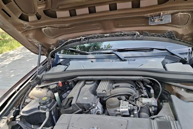 Used BMW X1 2012 sDrive18i Luxury Edition Engine Bay Right