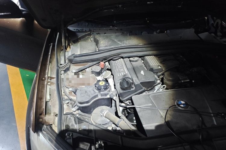Used BMW X1 2012 sDrive18i Luxury Edition Engine Bay Right