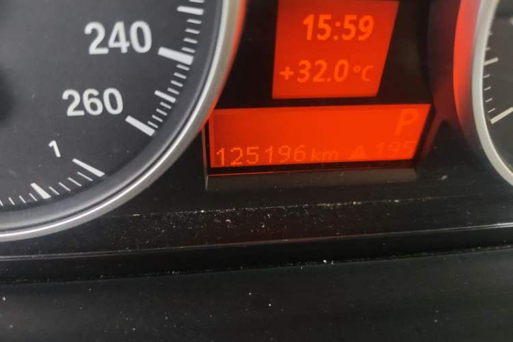 Used BMW X1 2012 sDrive18i Luxury Edition Odometer Close Up