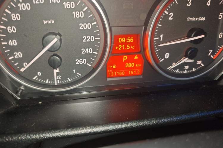 Used BMW X1 2012 sDrive18i Luxury Edition Odometer Close Up