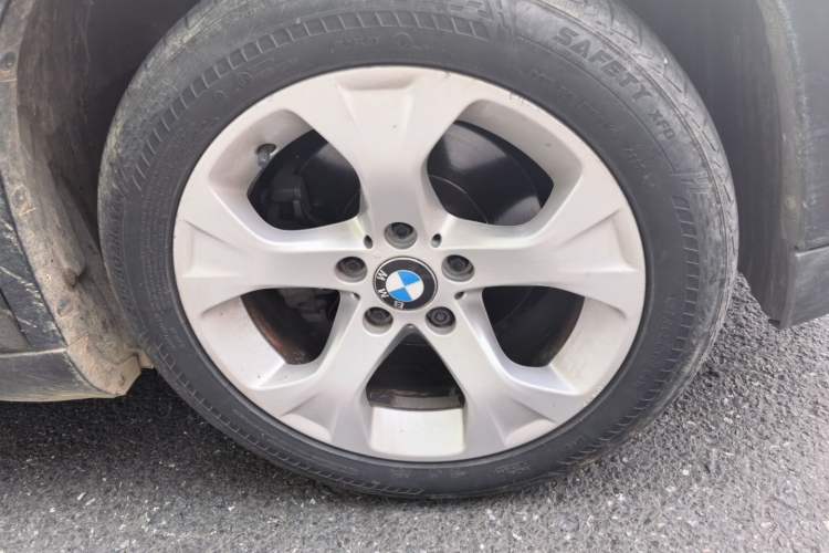 Used BMW X1  Right Front Wheel Hub
