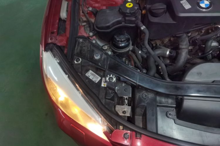 Used BMW X1 2012 xDrive20i Engine Bay Right