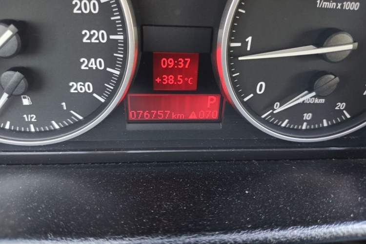 Used BMW X1 2012 sDrive18i Luxury Edition Odometer Close Up