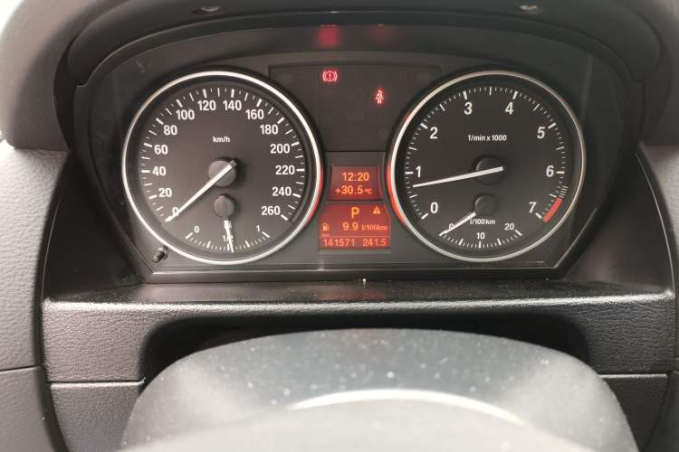 Used BMW X1 2012 sDrive18i Luxury Edition Odometer Close Up