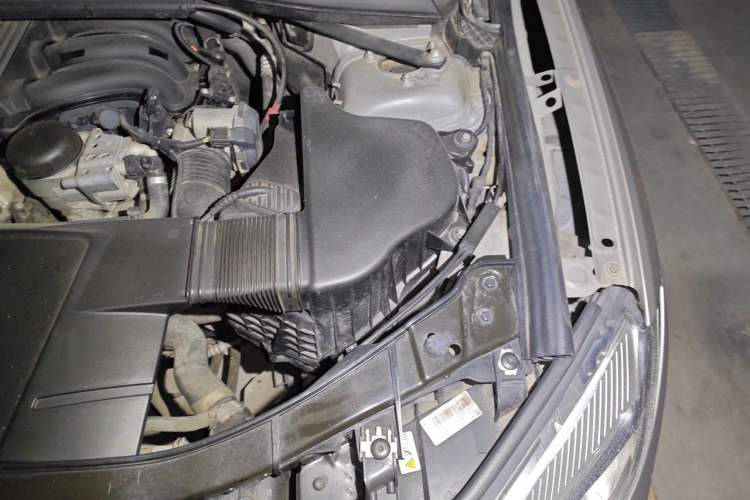 Used BMW X1 2012 sDrive18i Luxury Edition Engine Bay Left