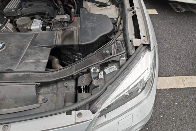 Used BMW X1 2012 sDrive18i Luxury Edition Engine Bay Left