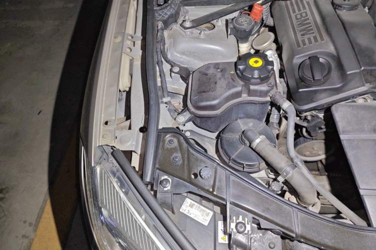 Used BMW X1 2012 sDrive18i Luxury Edition Engine Bay Right
