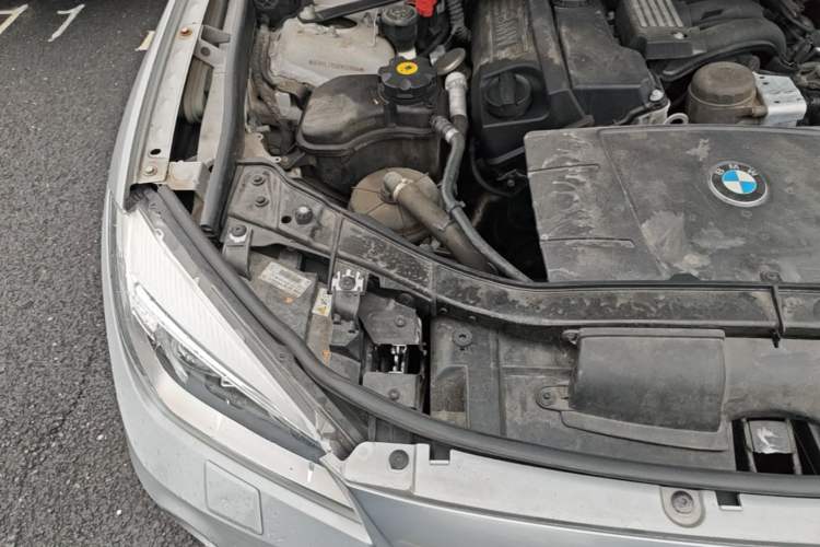 Used BMW X1 2012 sDrive18i Luxury Edition Engine Bay Right