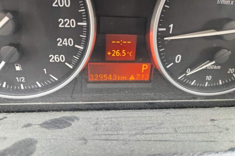 Used BMW X1 2012 sDrive18i Luxury Edition Odometer Close Up