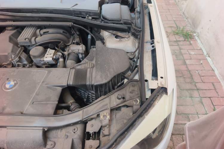 Used BMW X1 2012 sDrive18i Fashion Model Engine Bay Left