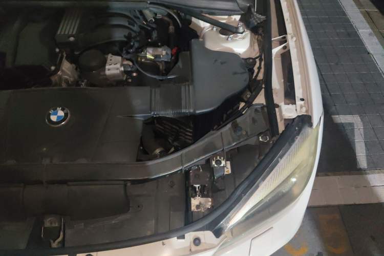 Used BMW X1 2012 sDrive18i Luxury Edition Engine Bay Left