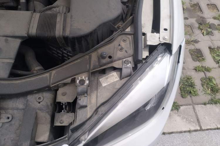 Used BMW X1 2012 sDrive18i Fashion Model Engine Bay Left