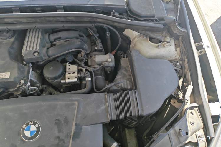 Used BMW X1 2012 sDrive18i Luxury Edition Engine Bay Left