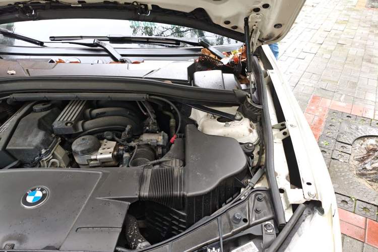 Used BMW X1 2012 sDrive18i Luxury Edition Engine Bay Left