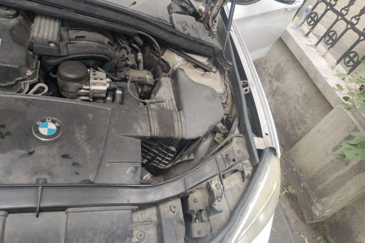 Used BMW X1 2012 sDrive18i Luxury Edition Engine Bay Left