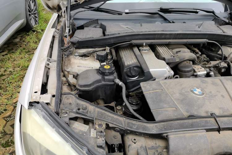 Used BMW X1 2012 sDrive18i Luxury Edition Engine Bay Right