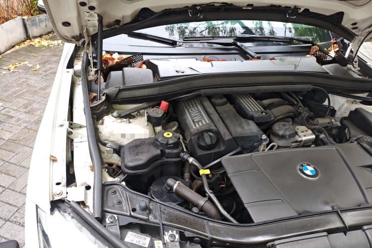 Used BMW X1 2012 sDrive18i Luxury Edition Engine Bay Right