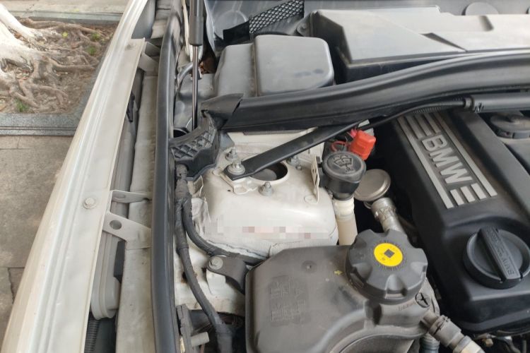 Used BMW X1 2012 sDrive18i Luxury Edition Engine Bay Right