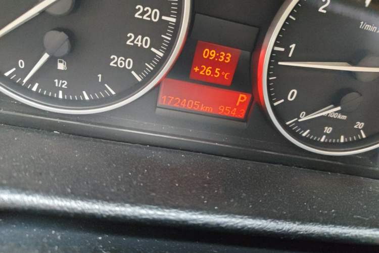 Used BMW X1 2012 sDrive18i Luxury Edition Odometer Close Up