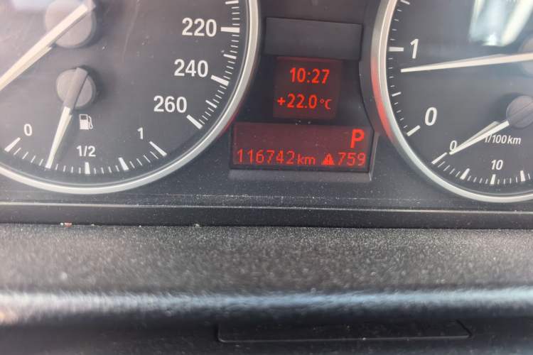 Used BMW X1 2012 sDrive18i Luxury Edition Odometer Close Up