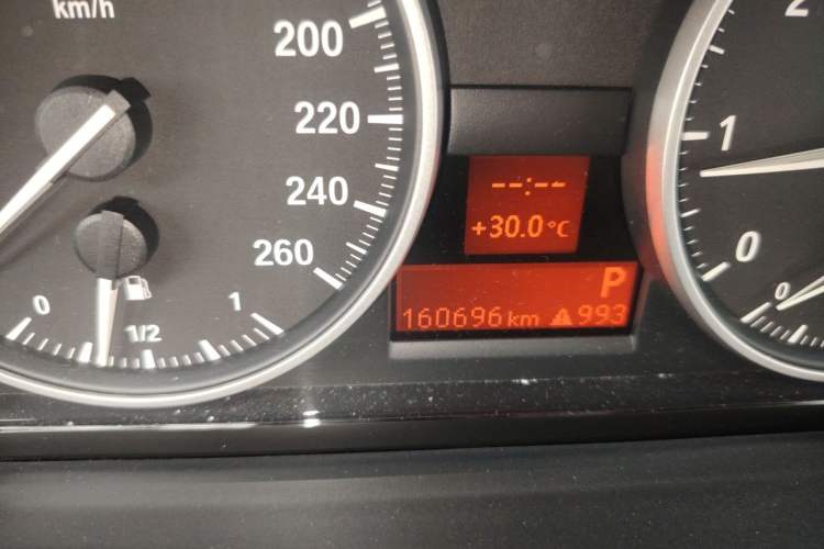 Used BMW X1 2012 sDrive18i Luxury Edition Odometer Close Up