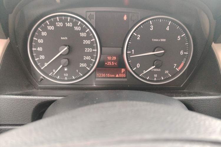 Used BMW X1 2012 sDrive18i Luxury Edition Odometer Close Up