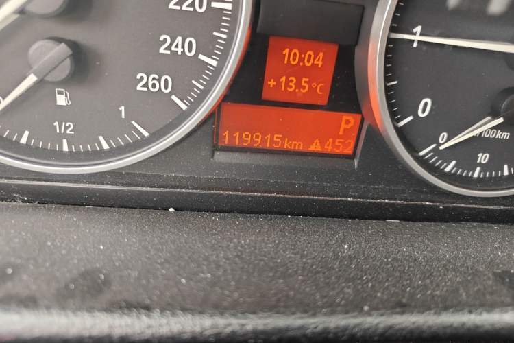 Used BMW X1 2012 sDrive18i Luxury Edition Odometer Close Up