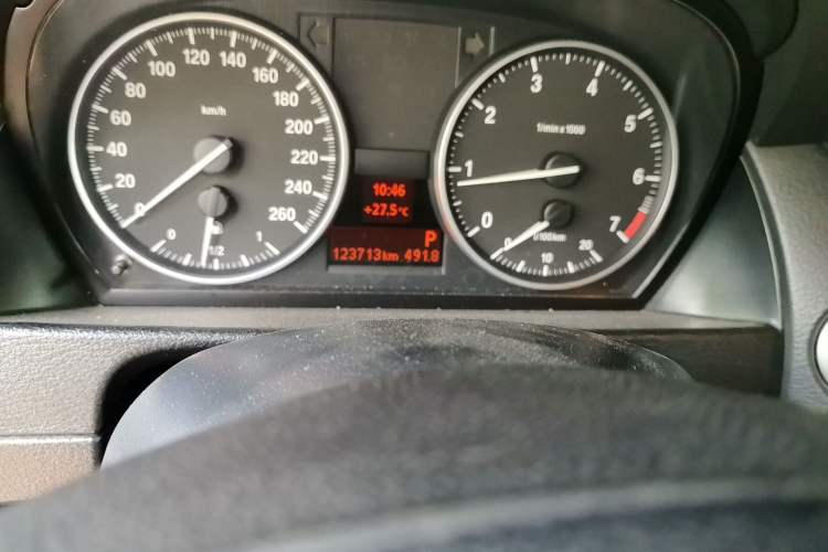 Used BMW X1 2012 sDrive18i Luxury Edition Odometer Close Up