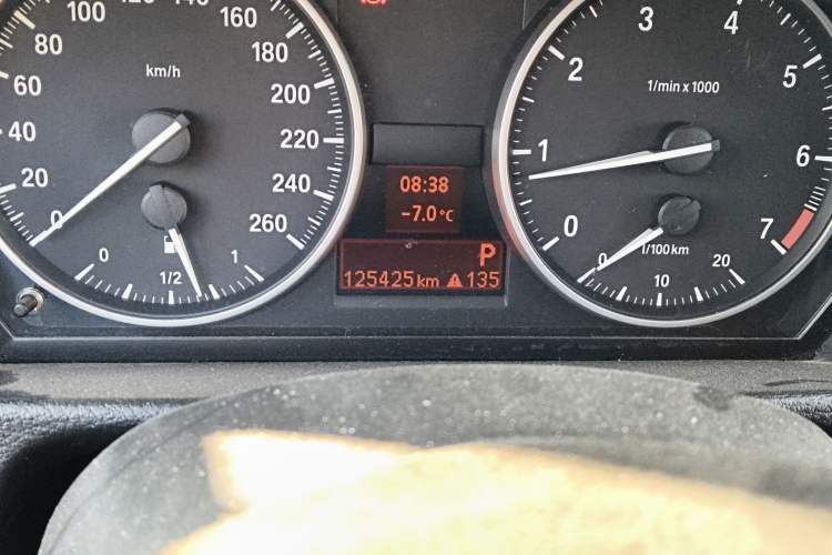 Used BMW X1 2012 sDrive18i Luxury Edition Odometer Close Up
