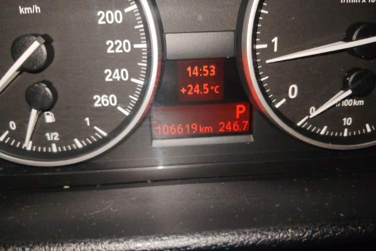 Used BMW X1 2012 sDrive18i Luxury Edition Odometer Close Up