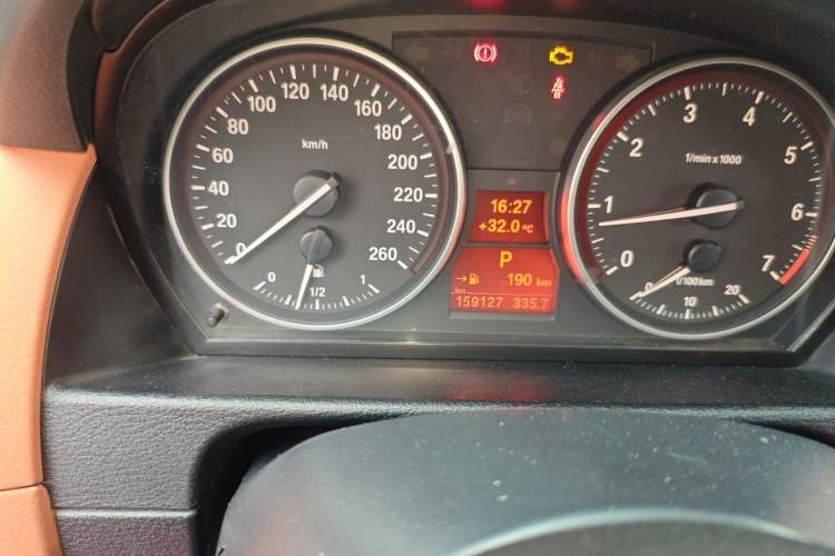 Used BMW X1 2012 sDrive18i Luxury Edition Odometer Close Up