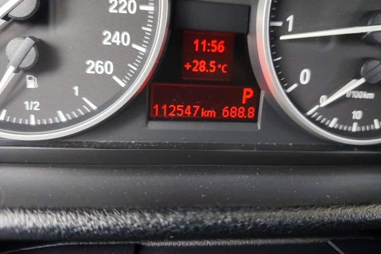 Used BMW X1 2012 sDrive18i Luxury Edition Odometer Close Up