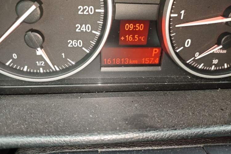 Used BMW X1 2012 sDrive18i Luxury Edition Odometer Close Up