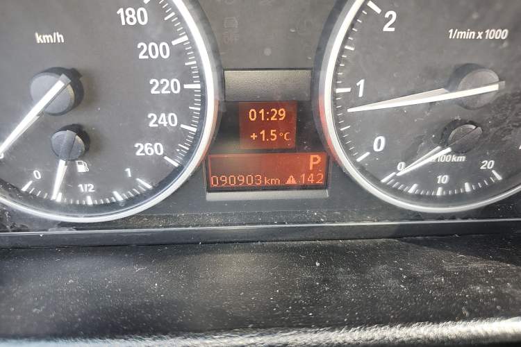 Used BMW X1 2012 sDrive18i Luxury Edition Odometer Close Up