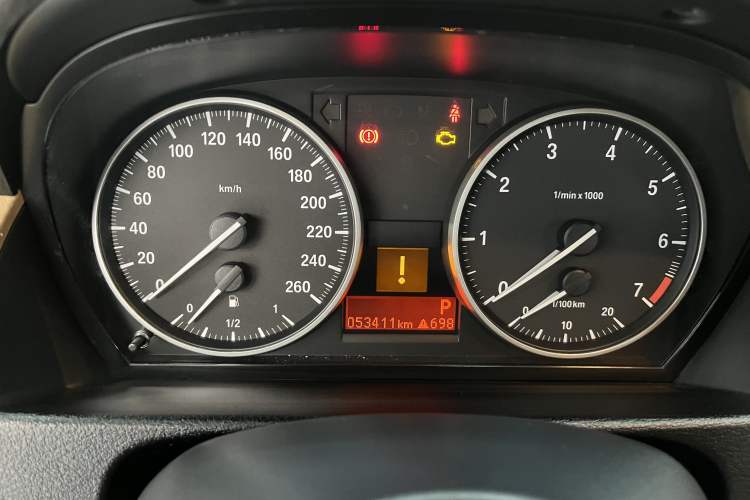 Used BMW X1 2012 sDrive18i Luxury Edition Odometer Close Up
