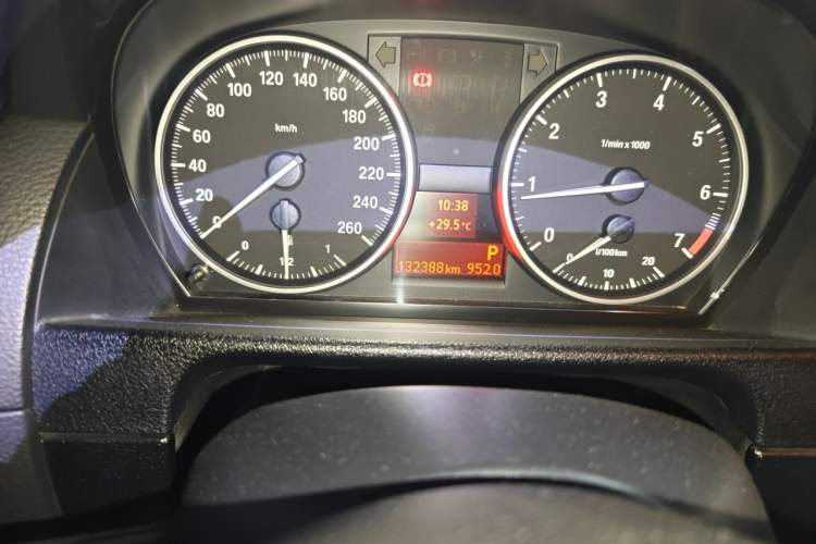 Used BMW X1 2012 sDrive18i Luxury Edition Odometer Close Up