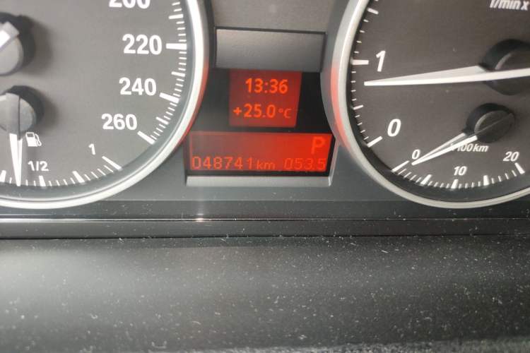 Used BMW X1 2012 sDrive18i Luxury Edition Odometer Close Up