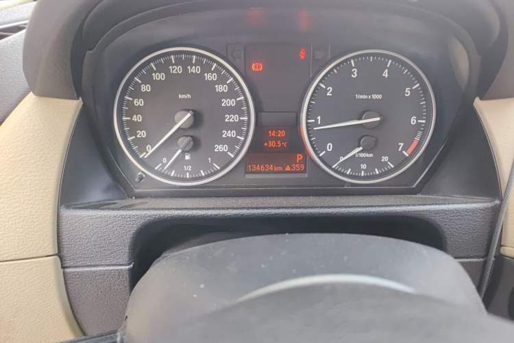 Used BMW X1 2012 sDrive18i Luxury Edition Odometer Close Up