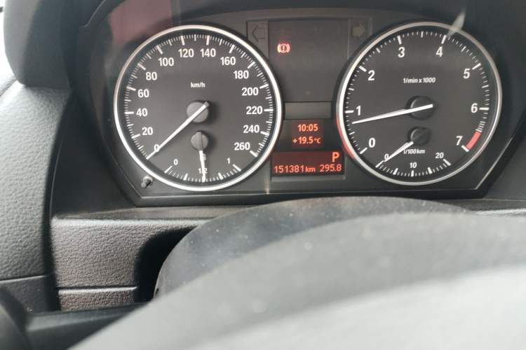 Used BMW X1 2012 sDrive18i Luxury Edition Odometer Close Up