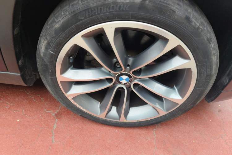 Used BMW X1 2013 sDrive18i Sport Design Package Right Front Wheel Hub