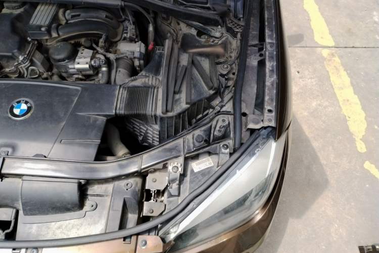 Used BMW X1 2013 sDrive18i Fashion Model Engine Bay Left