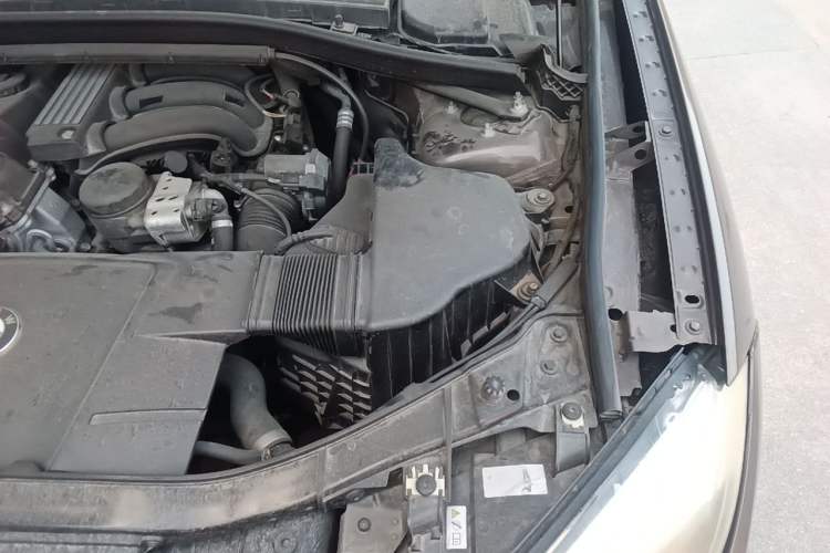 Used BMW X1 2013 sDrive18i Fashion Model Engine Bay Left